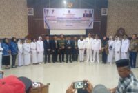 Foto bersama usai prosesi pelantikan.