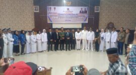Foto bersama usai prosesi pelantikan.