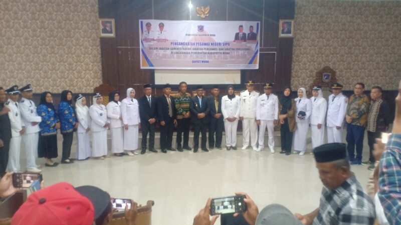 Foto bersama usai prosesi pelantikan.
