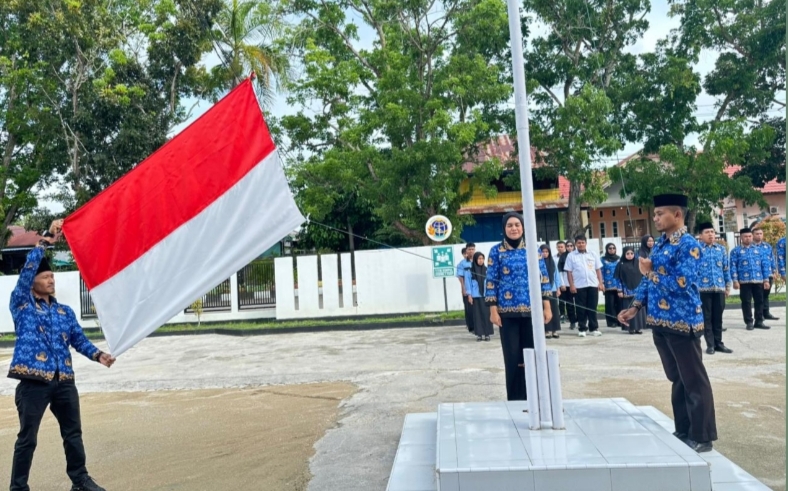Upacara peringatan HUT KOPRI Ke-54 di halaman Kantor Pertanahan Kabupaten Muna.