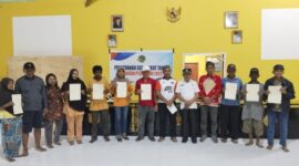 Penyerahan sertipikat PTSL di Desa Wakumoro.