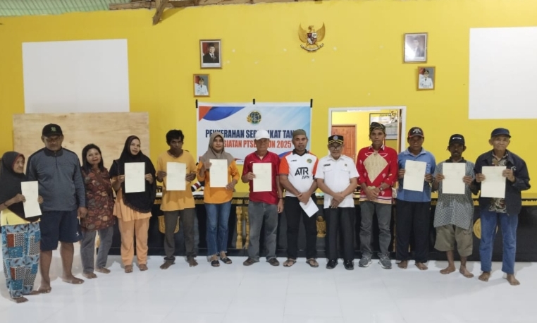 Penyerahan sertipikat PTSL di Desa Wakumoro.