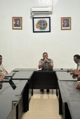 Beri Pengarahan Pegawai, Plt Kepala Kantor Pertanahan Muna Tekankan Kerja Sama Tim