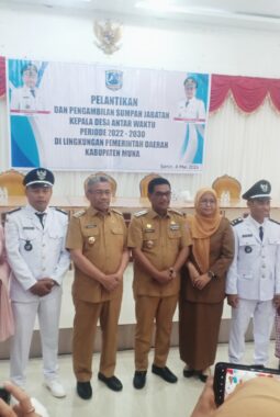 Bupati Muna Lantik Tiga Kades Hasil PAW, Ingatkan Bekerja Ikhlas dan Kembangkan Potensi Desa