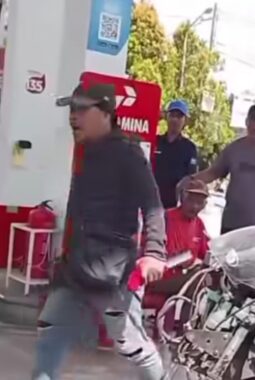 Pria Bawa Badik Amuk di SPBU Kendari Diduga Karena Tak Mau Antre, Dikejar Massa