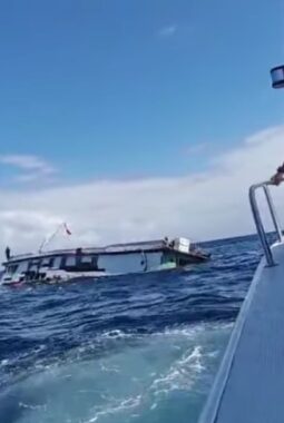 KM Mahkota Menui Tenggelam, Nelayan dan Basarnas Evakuasi 29 Penumpang