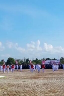 Khidmat dan Tertib! Upacara HUT ke-81 RI di Buton Utara Ditutup Penyerahan 16 Sertipikat Aset Jalan