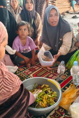 Dari Sampah Dapur Jadi Pembersih Serbaguna, KKN UHO Ajak Warga Anaiwoi Kolaka Bikin Eco-Enzyme