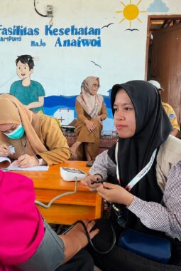 Warga Anaiwoi Kolaka Serbu Pemeriksaan Kesehatan Gratis KKN UHO: Target 40, Yang Datang 100 Lebih