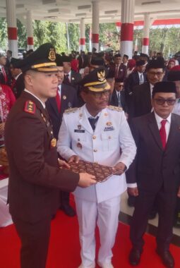 Kantor Pertanahan Muna Serahkan Sertipikat Aset Daerah ke Pemkab Muna Pada HUT ke-81 RI