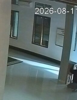 05.47 WITA: Pria Hoodie Masuk Masjid Al-Haq Muna dan Bobol Kotak Amal