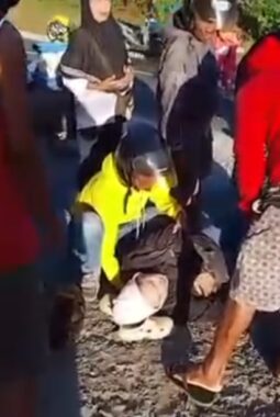 Diduga Kejar Kapal Feri, Dua Pengendara Jatuh di Tikungan Tajam Warangga Muna