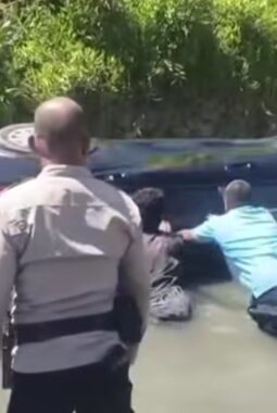Mobil Rombongan Warga Terperosok ke Sungai di Desa Langkoroni Muna