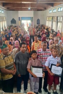 Dikbud Muna Gelar Sosialisasi Digitalisasi Pembelajaran SD 2026, Bupati Bachrun Serahkan Penghargaan ke Siswa Berprestasi