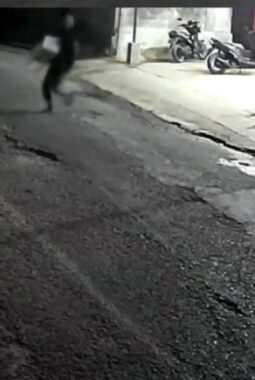 Aksi Seorang Pria “Curi” Kotak Infaq di Apotik Raha, Polisi Lakukan Penyelidikan